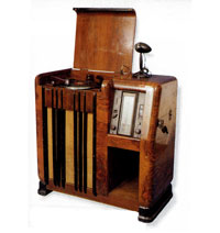 Radiofonoincisore Safar, sintonia manuale e automatica su 64 stazioni, giradischi a 78 giri, fonoincisore e microfono piezoelettrico, 1939